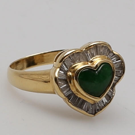 RING i 18K gulguld med jade och diamanter.