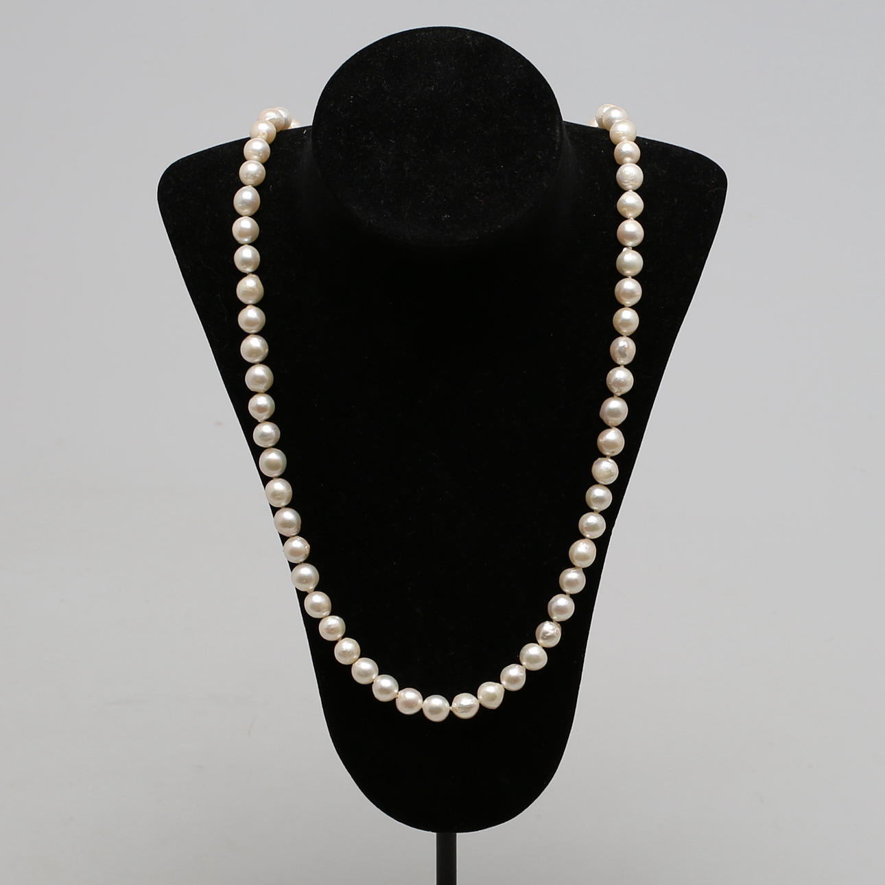 PÄRLCOLLIER med odlade saltvattenspärlor.