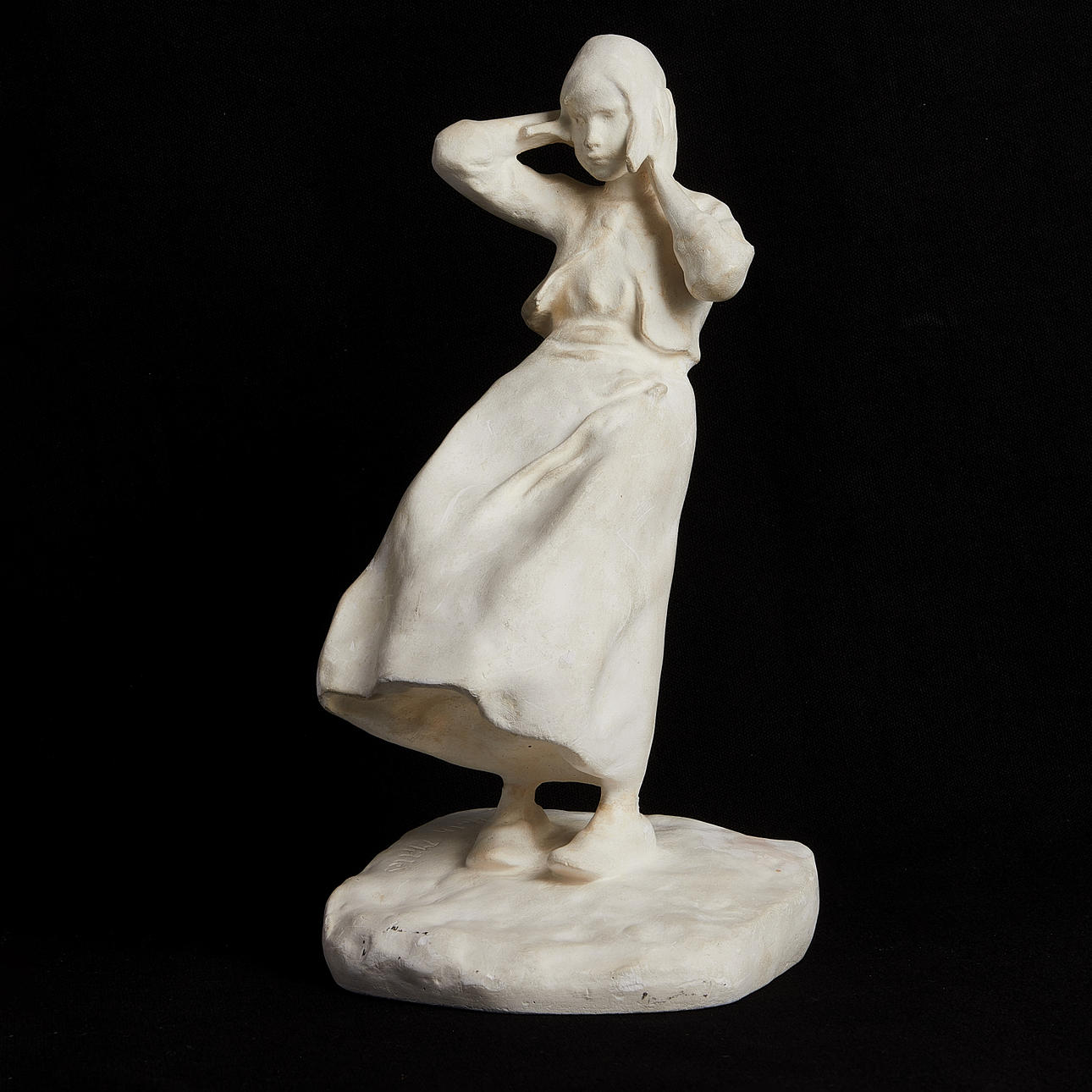 RUTH MILLES. "Flicka i blåst", signerad Ruth Milles, gips.