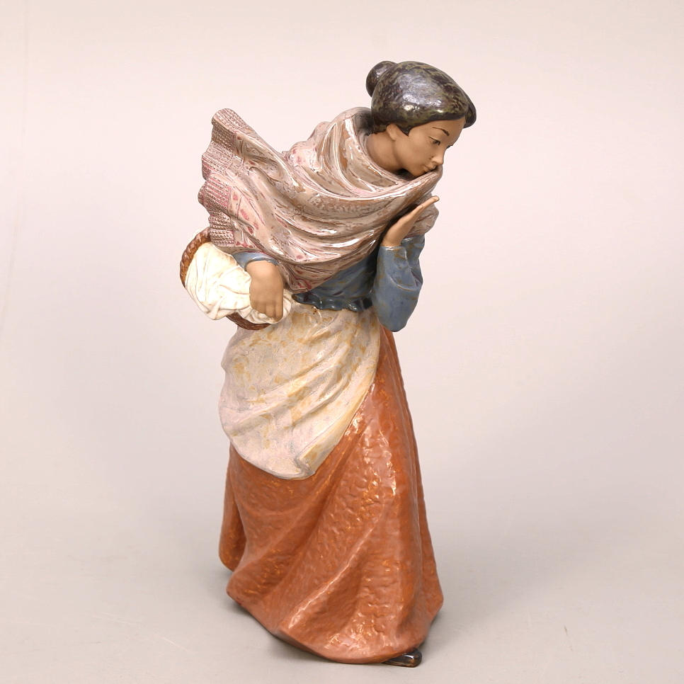 FIGURIN, kvinna med korg, keramik, Nao, Lladro, 1982, Spanien.