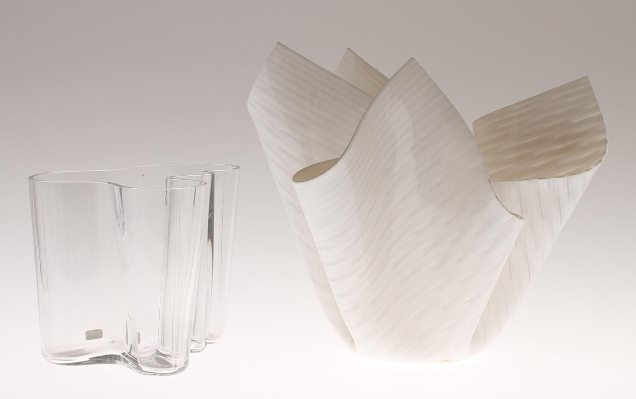 VASER 2 st, glas samt plast, varav en Alvar Aalto Iittala.