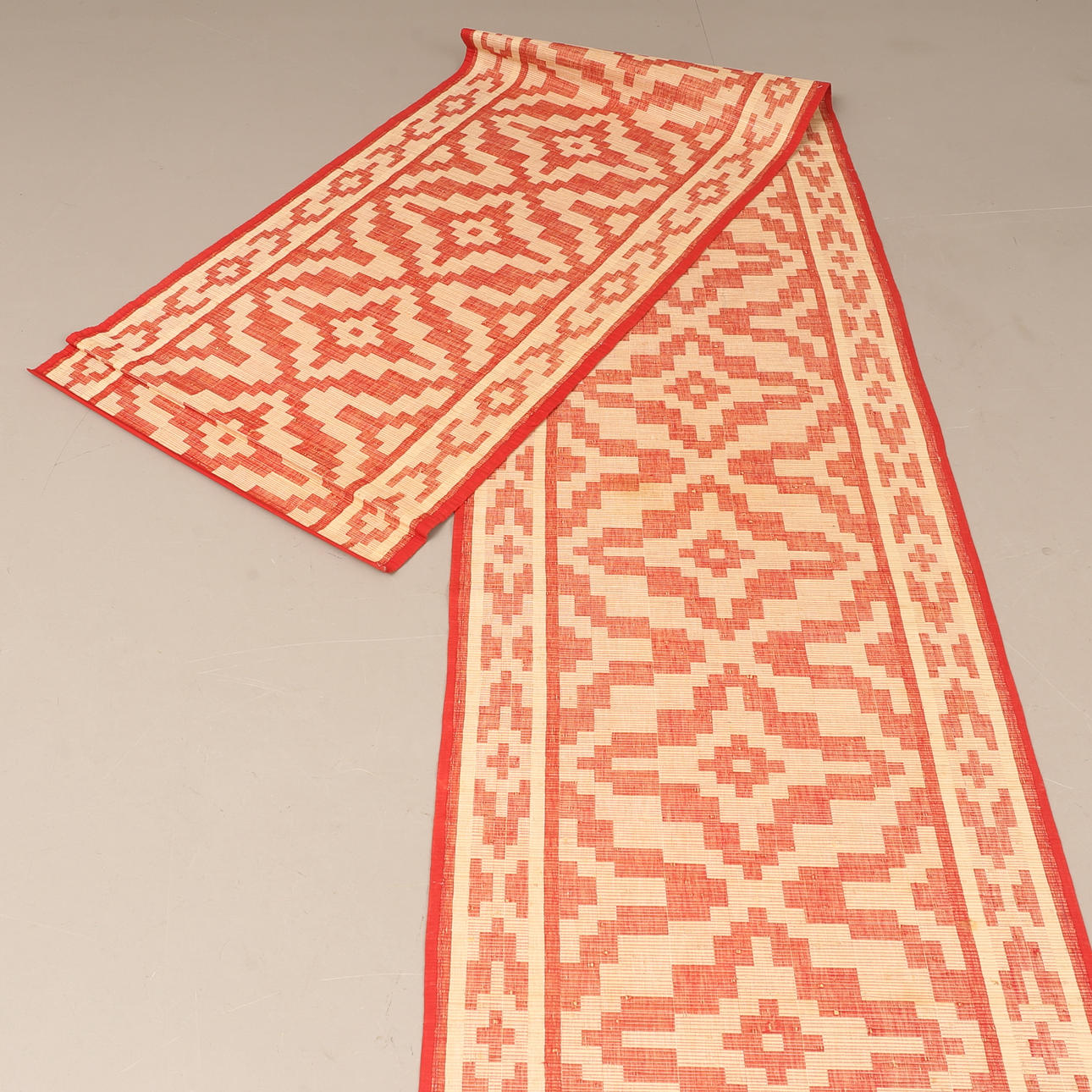 MATTA, halm, cirka 500 x 68 cm.