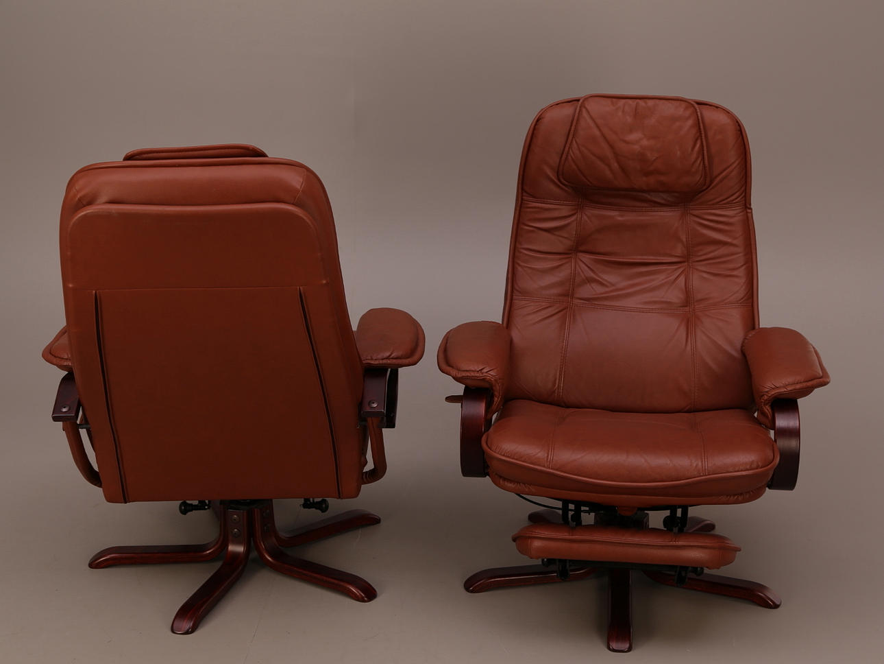 SKINNFÅTÖLJER, ett par, inbyggd fotpall, böjträfot, Rubin-M10 1999.