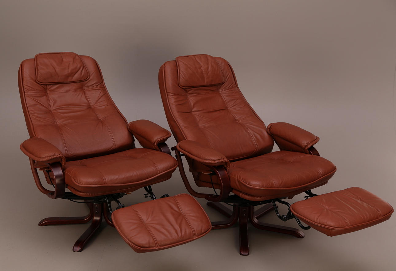 SKINNFÅTÖLJER, ett par, inbyggd fotpall, böjträfot, Rubin-M10 1999.