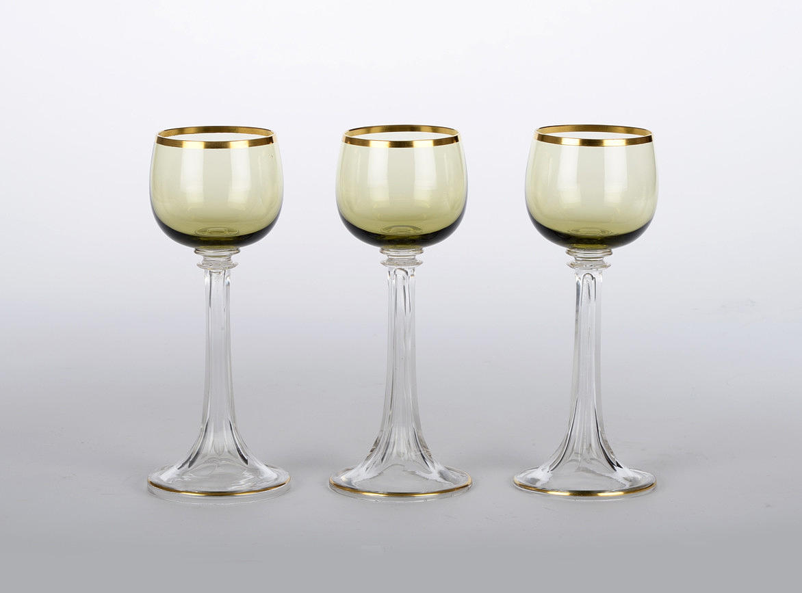 GLASHÜTTE THERESIENTHAL. 3 Jugendstilrömer mit hellgüner Kuppa. Datierung um 1900/1910.