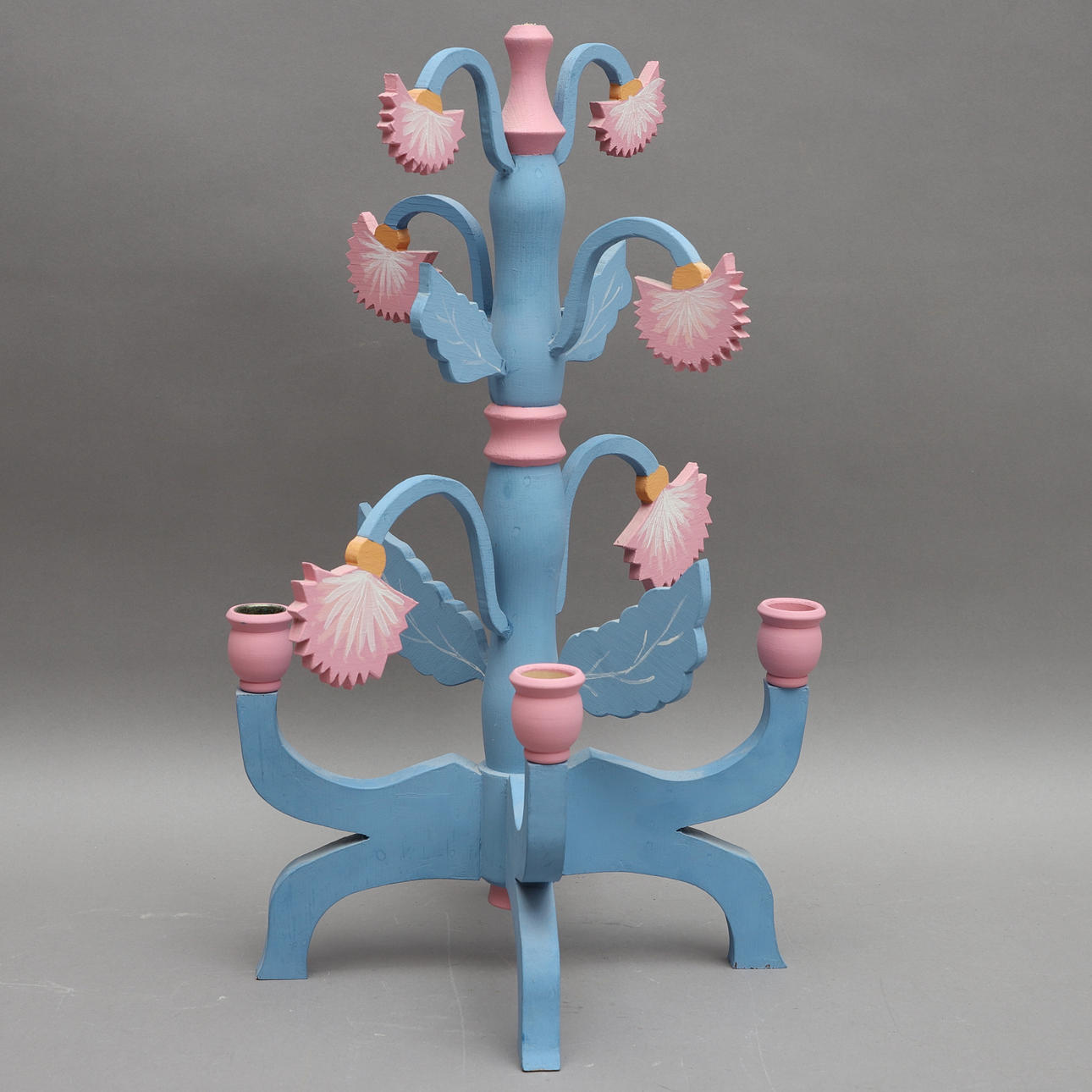 TRÄLJUSSTAKE, hemslöjd, signerad och daterad.