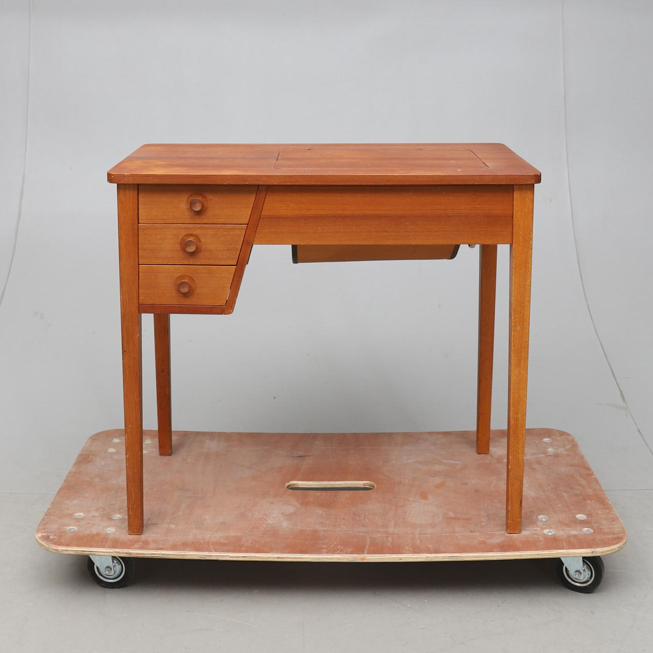 SEWING MACHINE, with table, Singer 401, mid 20th century.
