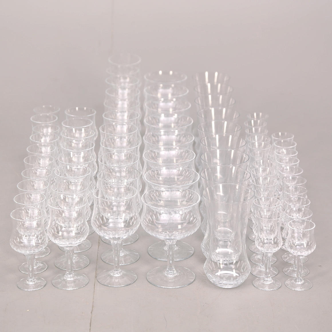 GLASSERVIS 68 delar, slipad och etsad dekor.