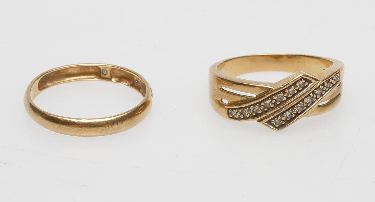 RINGAR, 2 st, 18k guld, vikt ca 6,6 gr.
