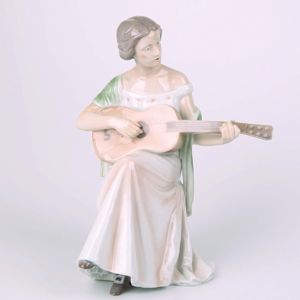 FIGURIN, porslin, Bing & Gröndal, 1684, gitarrspelande kvinna.