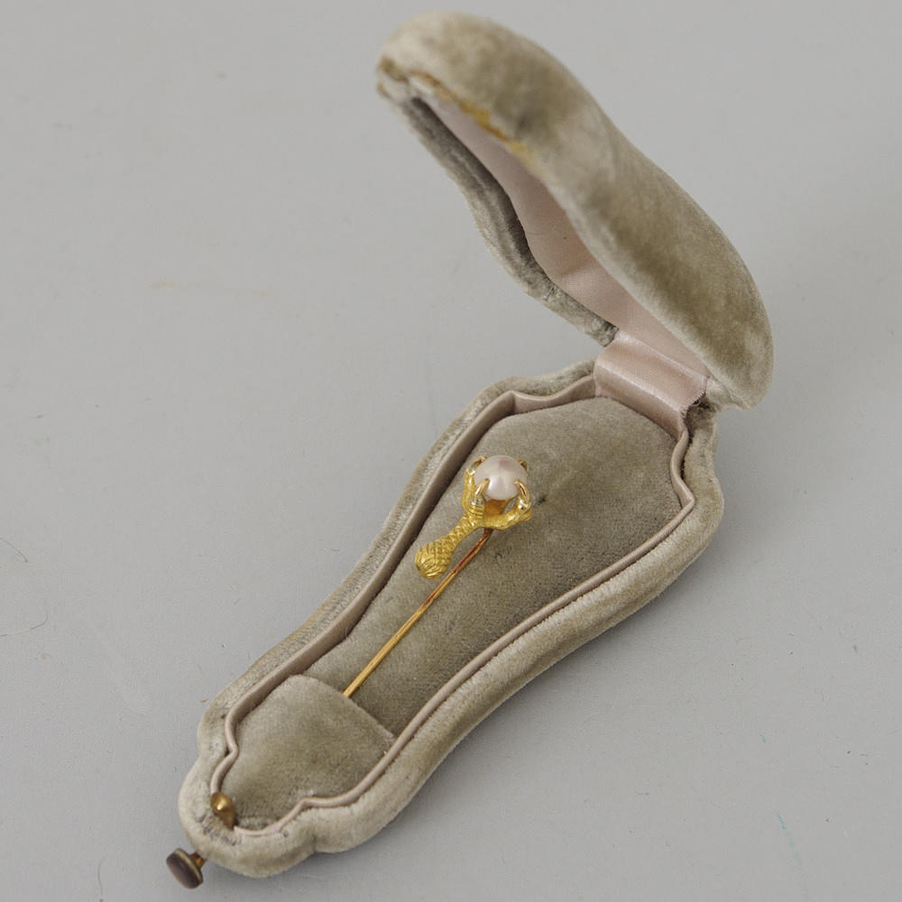 KRAVATTNÅL I ORIGINALASK, 18K guld med pärla, 1800-tal.
