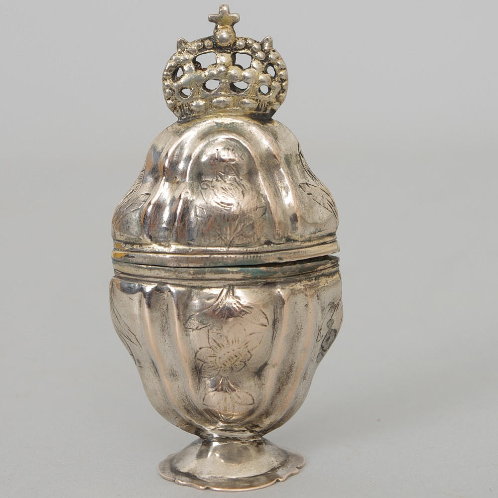 LUKTDOSA, sk. "Hovedvandsegg", silver, Danmark. 1800-tal.