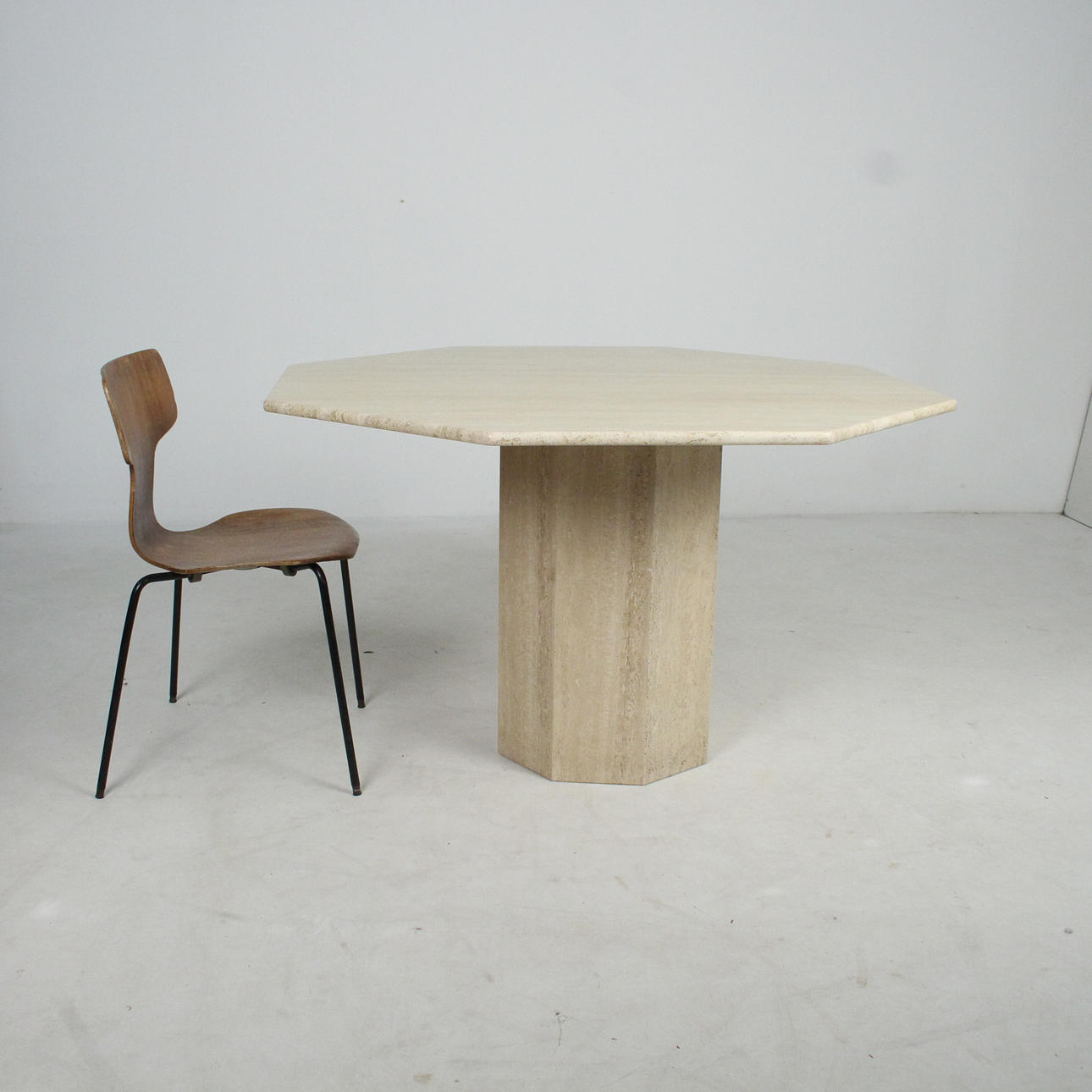 Travertiini ruokapöytä 1980-luvulta.