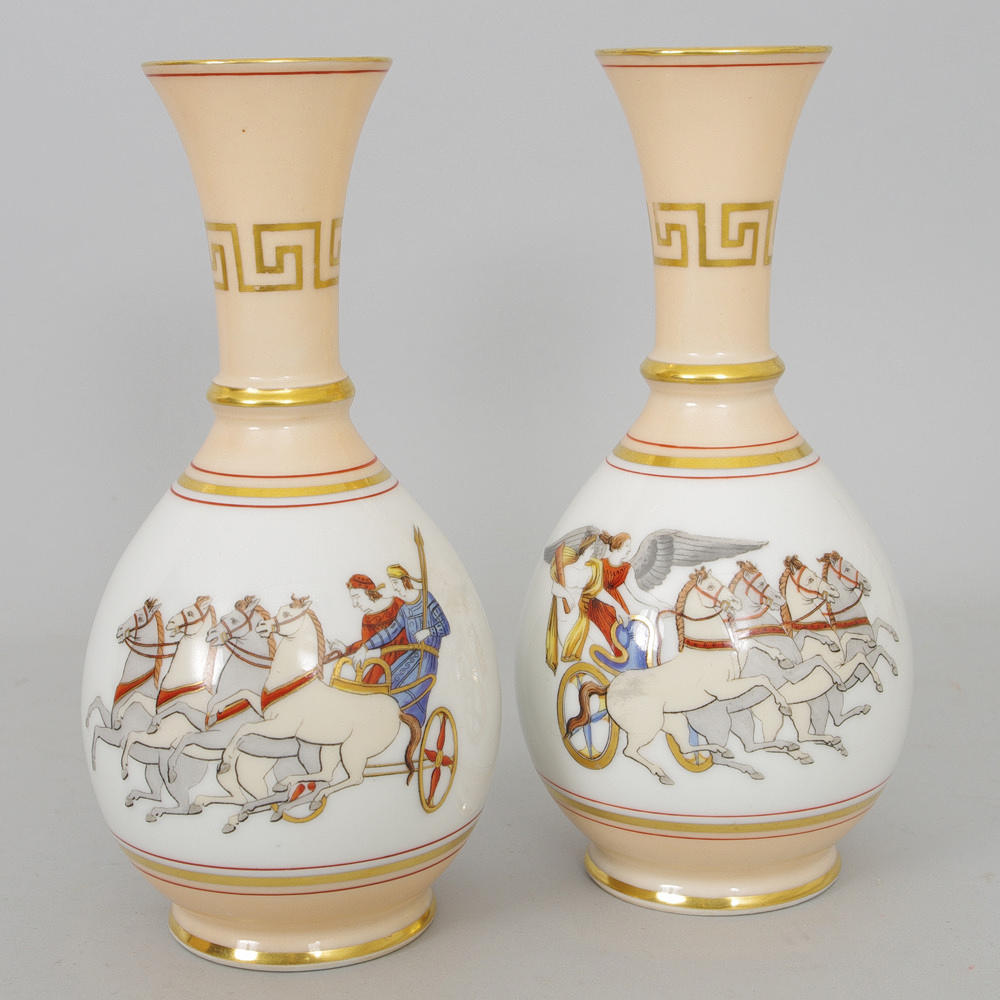 VASER, 1 par, porslin, romerskt motiv, 1800-tal.