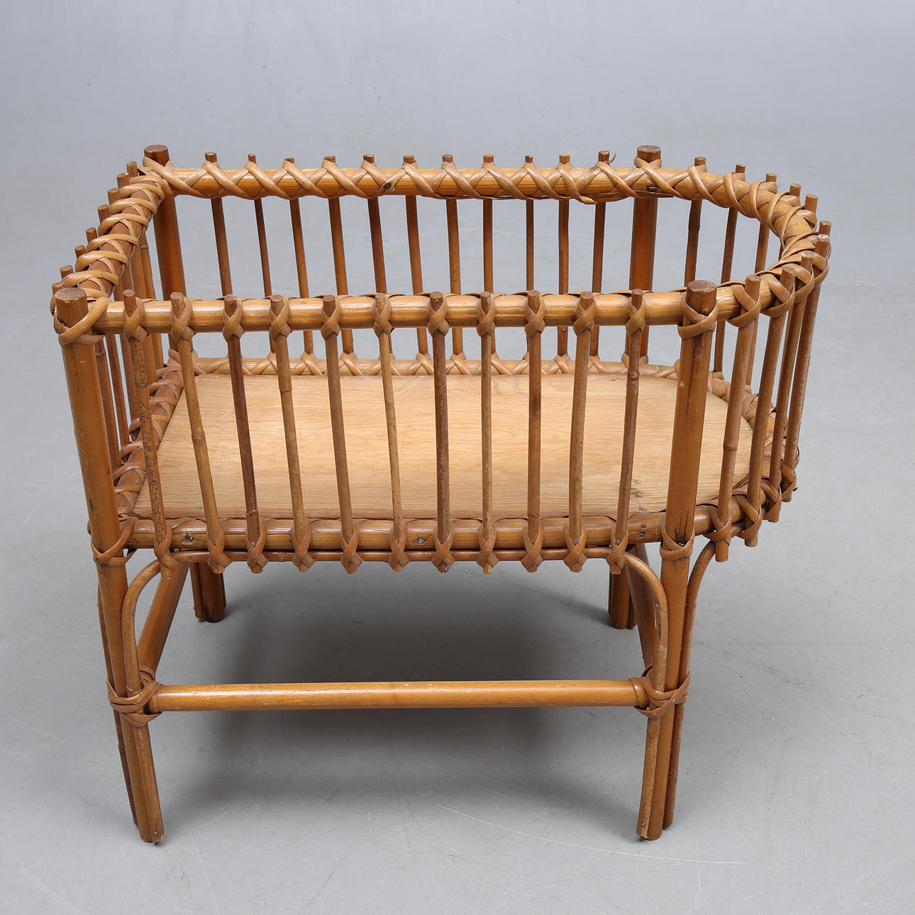 PUPPENBETT, Bambus und Rattan, 1900er Jahre. Spielzeug - Spielzeug -  Auctionet