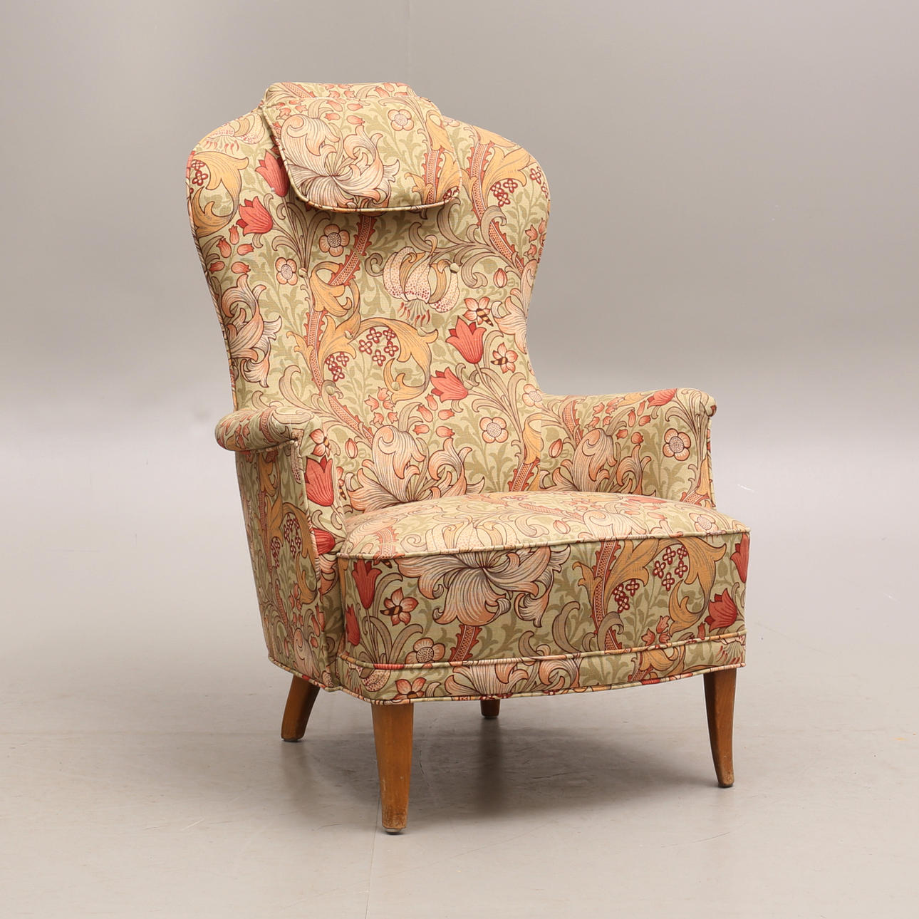 CARL MALMSTEN. Sillón, "Abuela", tela William Morris, 1900.