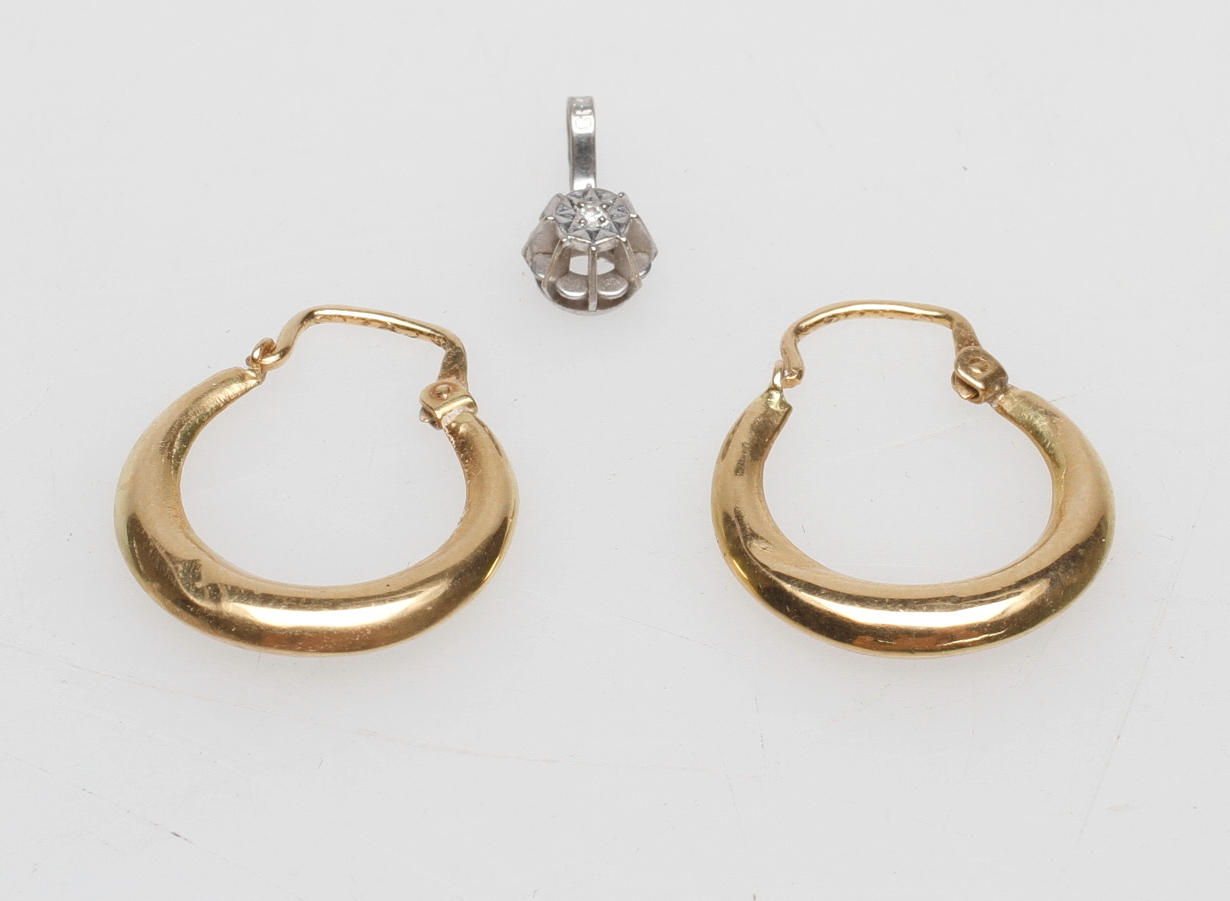 ÖRHÄNGEN, 1 par samt ETT HÄNGE, 18k guld, vikt ca 1,7 gr.