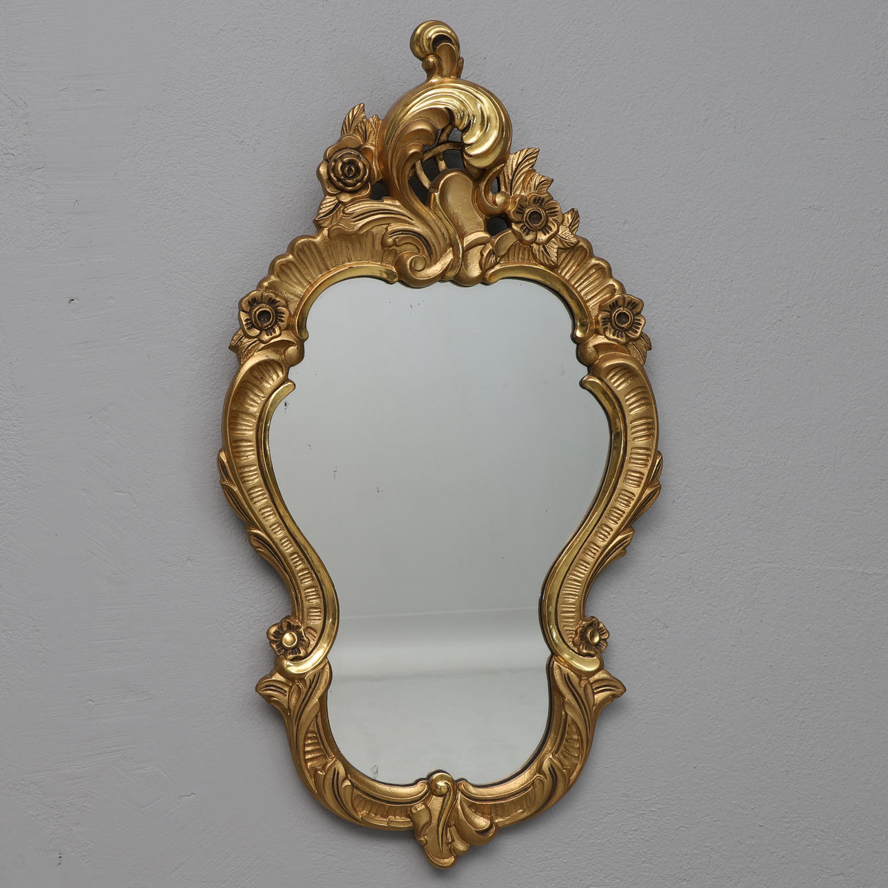 ESPEJO, estilo rococó, marco dorado.