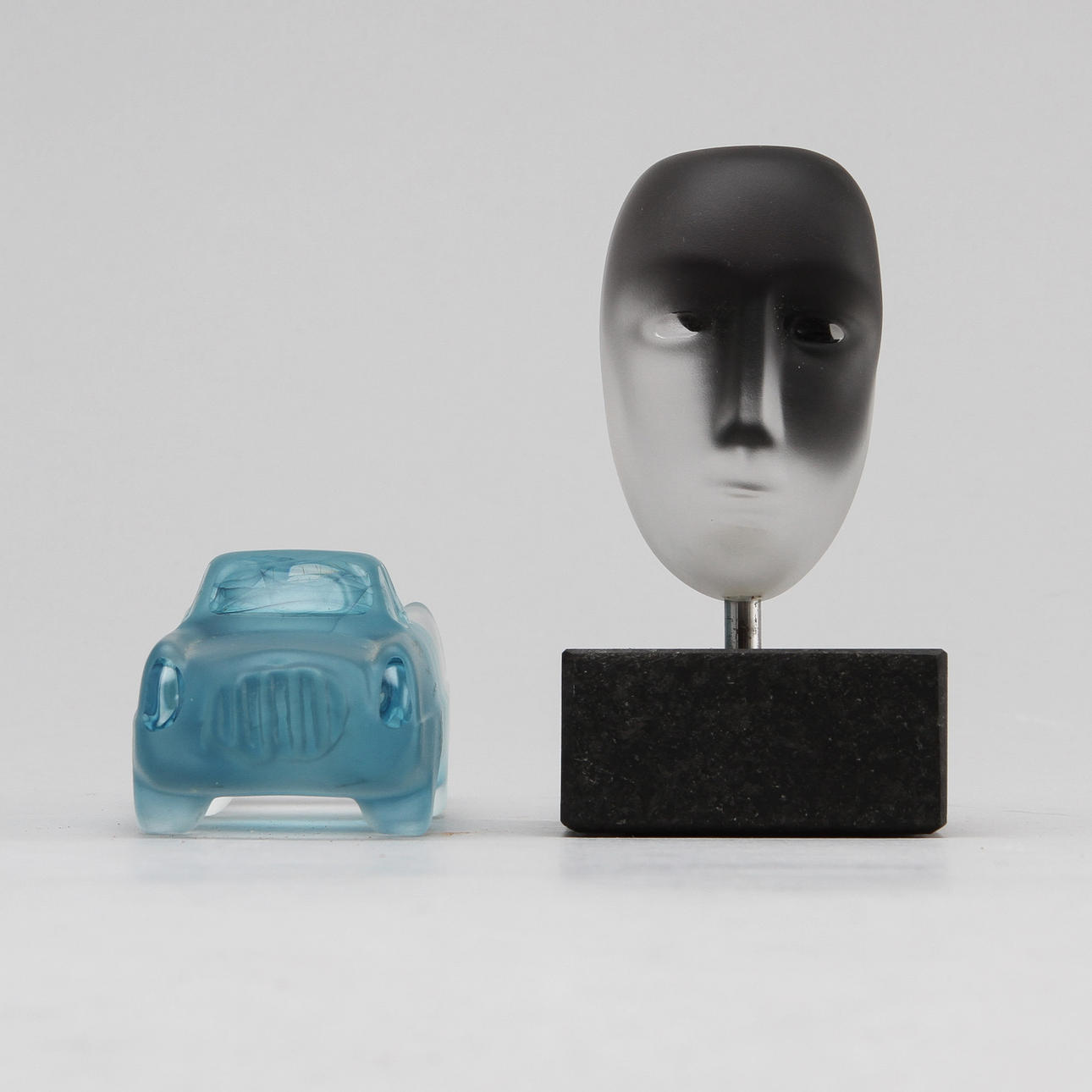 FIGURER, 2 st, glas, Olle Brozén samt Bertil Vallien, Kosta Boda.