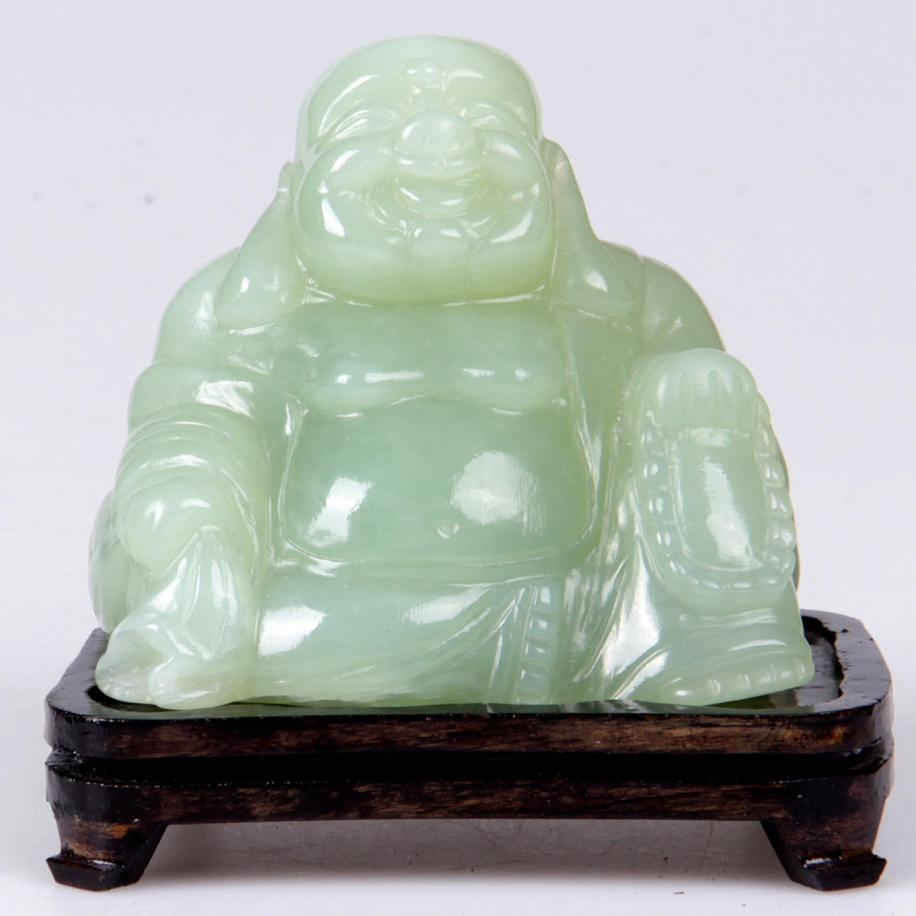 FIGURIN, Jade, Buddha på träsockel, Kina, 1900-tal.