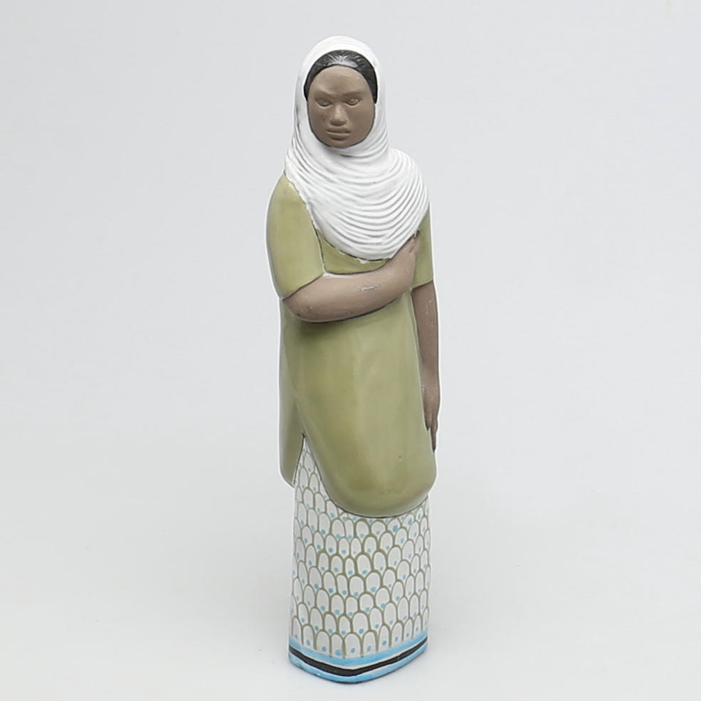 MARI SIMMULSON. Figurin. Stående kvinna. Stengods. Upsala-Ekeby.