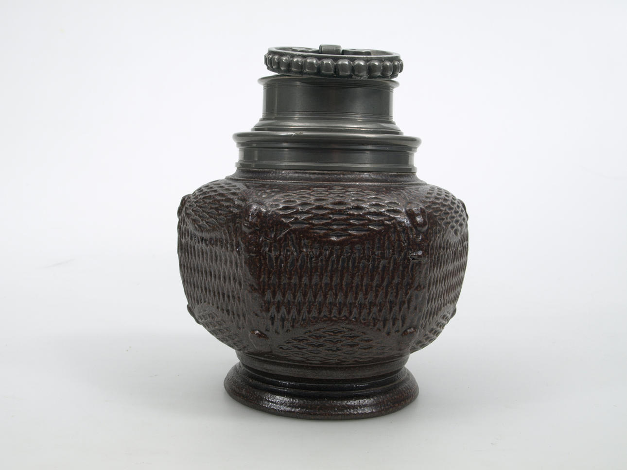 TEBURK MED LOCK, keramik och tenn, signerad William Nilsson, Höganäs, 1923.