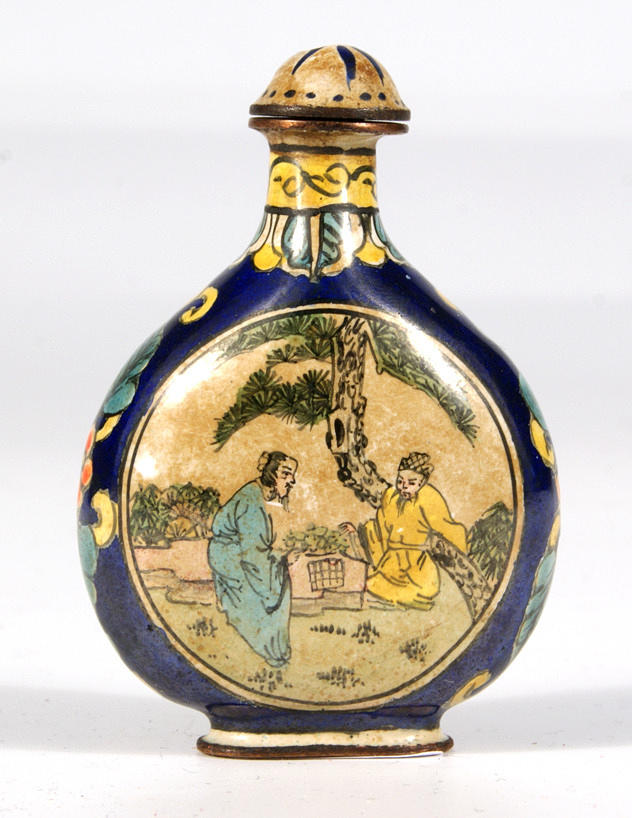 SNUSFLASKA. Cloisonné på koppar. Kina. 1. 1900-talets första hälft.