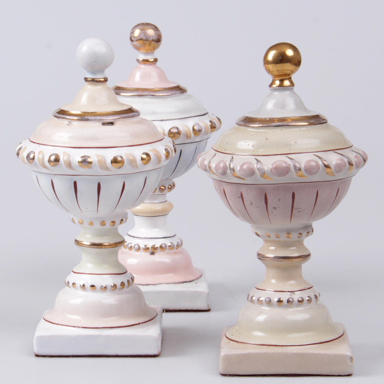 DEKORATION TILL KAKELUGN, 3 st, keramik, 1900-talets första hälft.