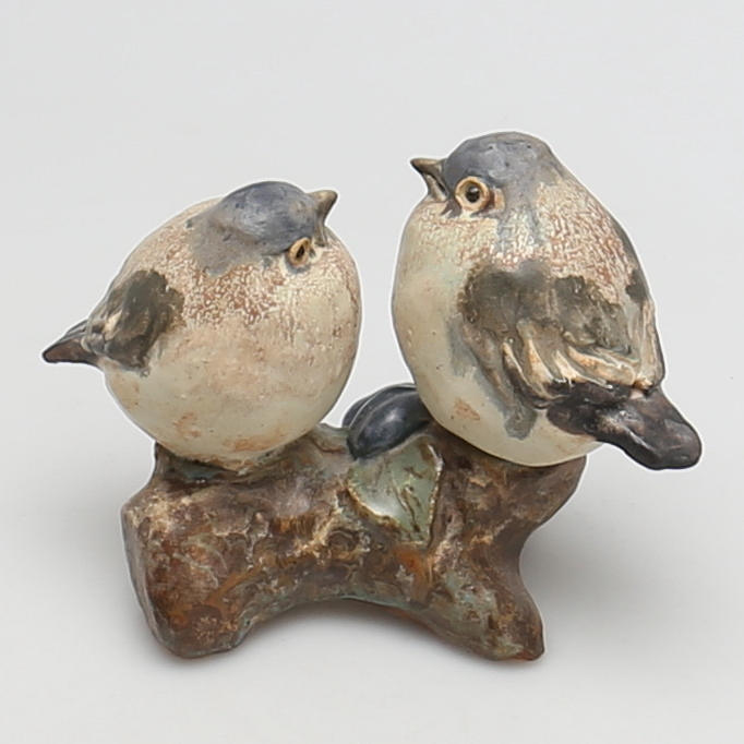 GUNNAR HANSSON. Figurin i stengods. Fåglar på kvist. Signerad G Hansson.