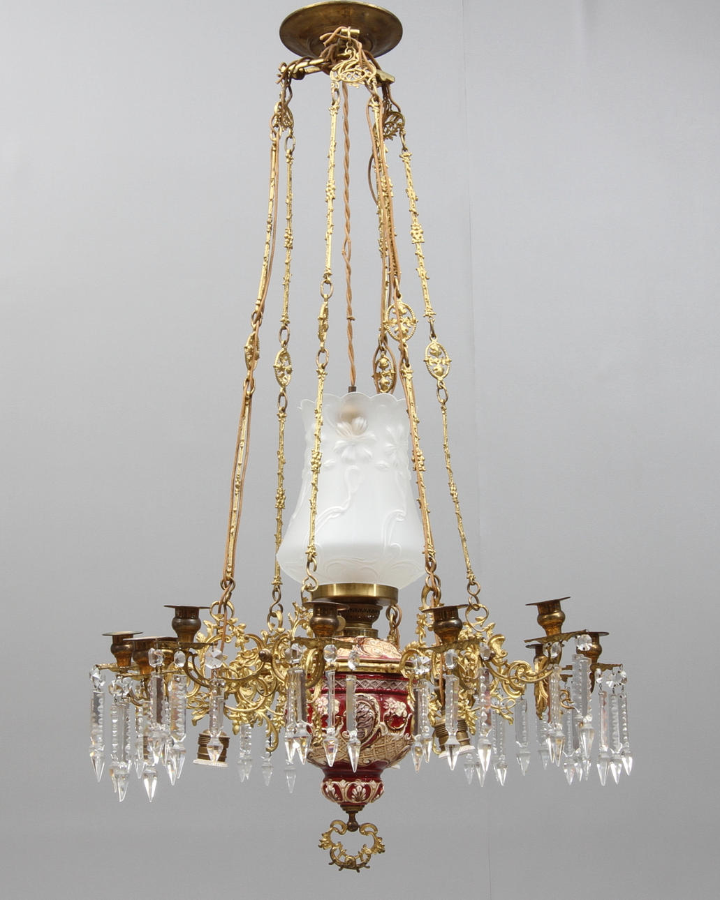 TAKFOTOGENLAMPA med 12 ljusarmar, majolika, omkring 1900.