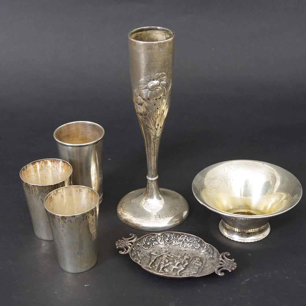 3 BÄGARE, VAS, SKÅL SAMT ASKFAT, silver.