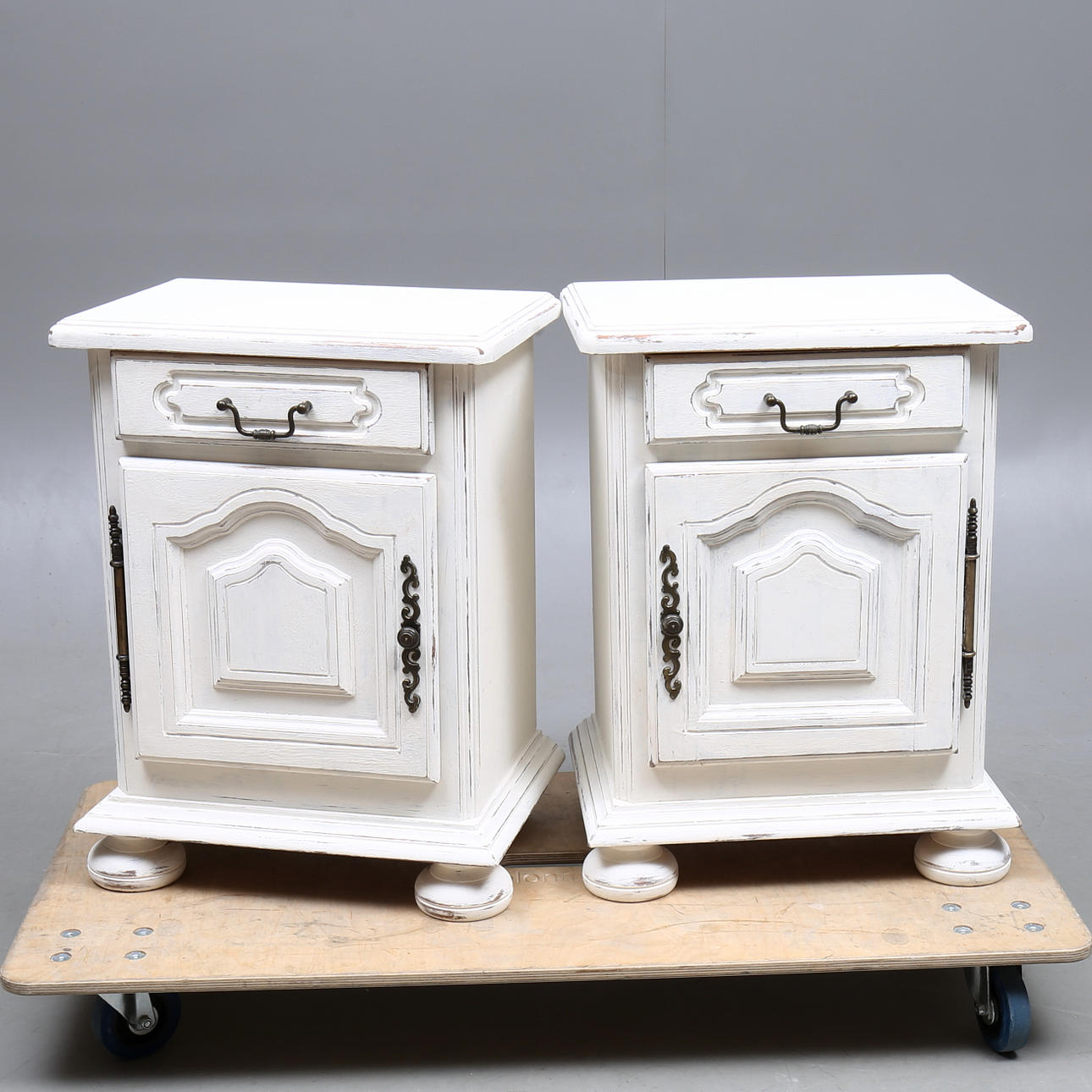 SÄNGBORD, 1 par, 1900-talets andra hälft.