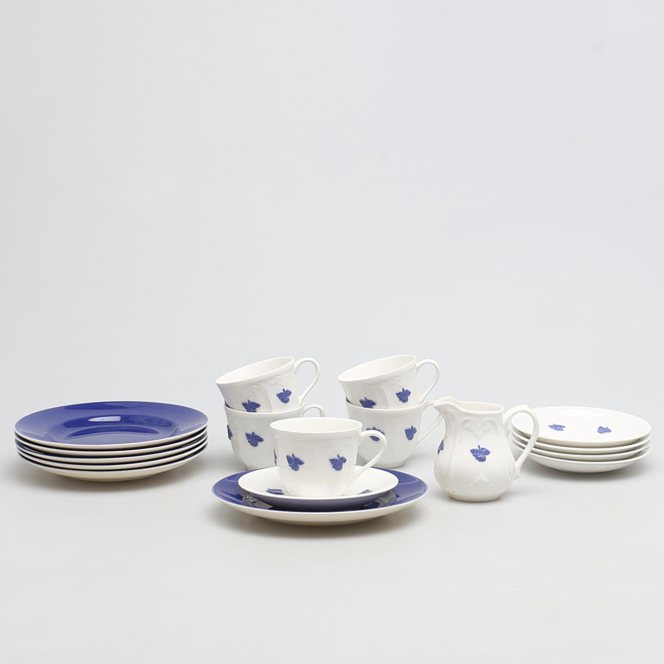 KAFFESERVISDELAR i porslin. 17 st. Blå Blom, Gustavsberg och Confetti, Aluminia/Royal Copenhagen.