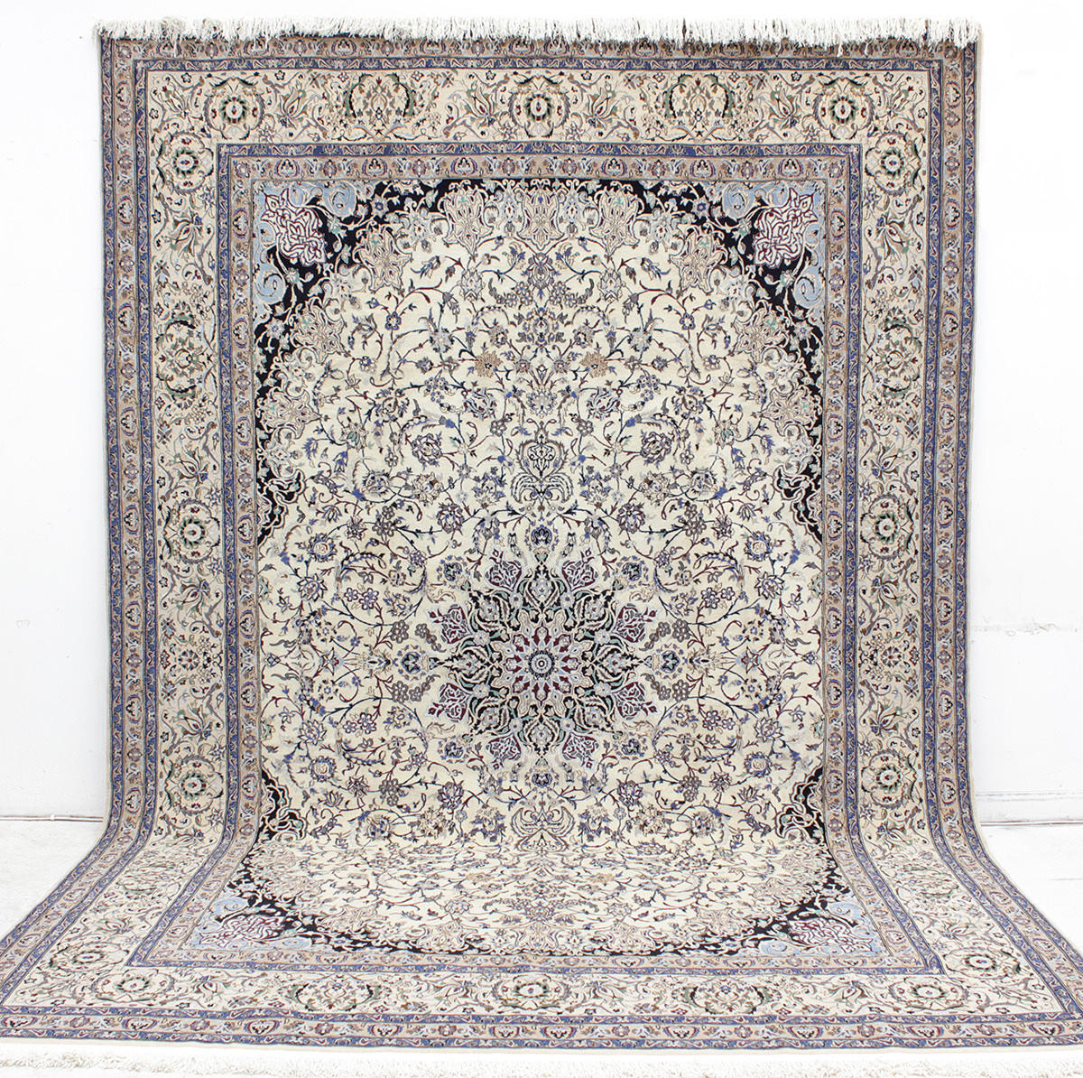 MATTA, Orientalisk, Nain med silkesinslag, 433 x 310 cm.