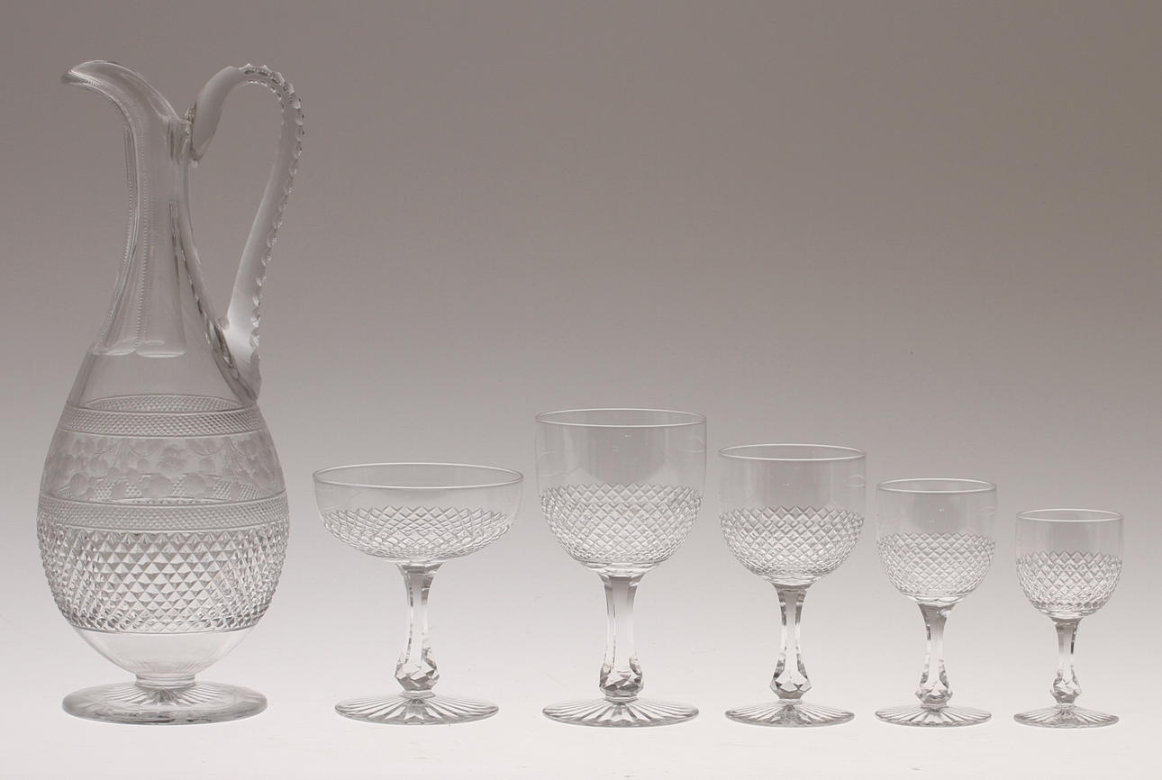 GLASSERVIS, 41 delar, rutslipad dekor, 1900-tal.