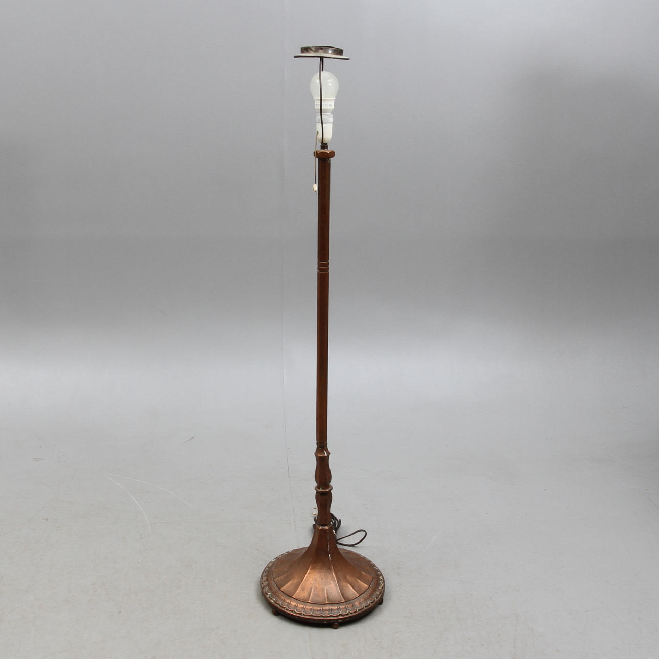 GOLVLAMPA, koppar, 1900-talets första kvartal.