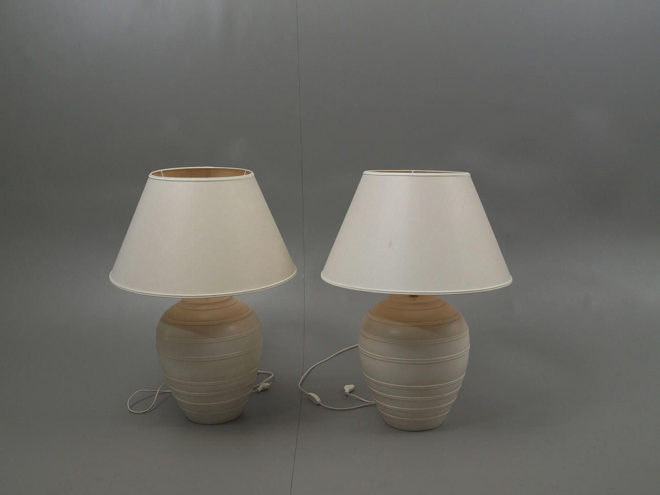 BORDSLAMPOR, 2 stycken, porslinsfot, cirka 1980.