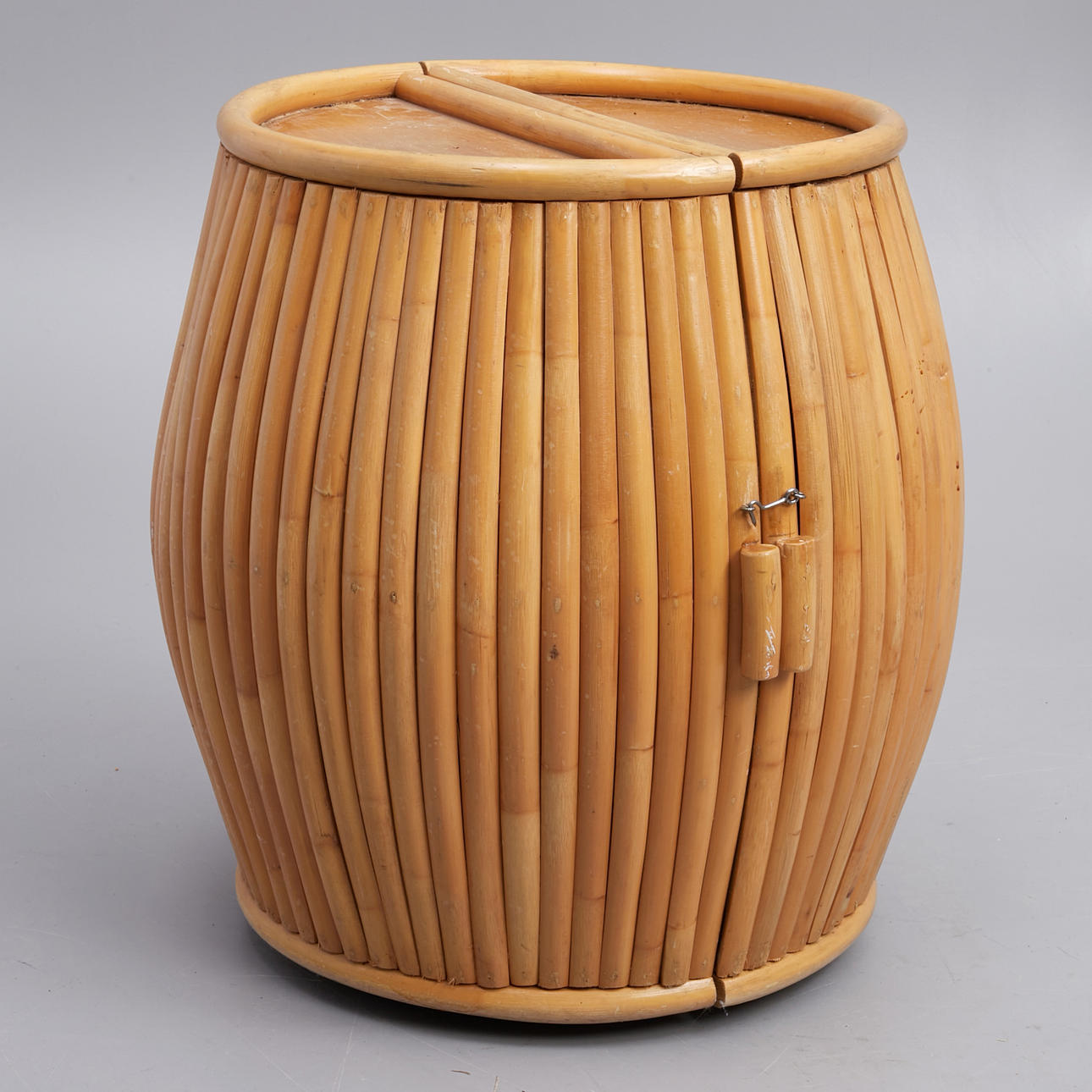 BARSKÅP, bambu, i form av tunna, 1900-talets mitt.