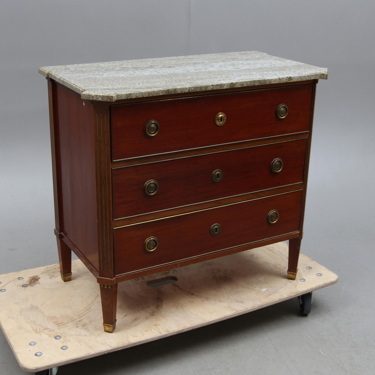 BYRÅ med stenskiva, sengustaviansk stil, 1900-talets första hälft.