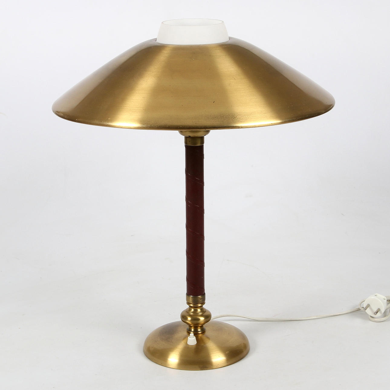 BORDSLAMPA, mässing, läder, modell 5018, Einar Bäckström. 1940-tal.