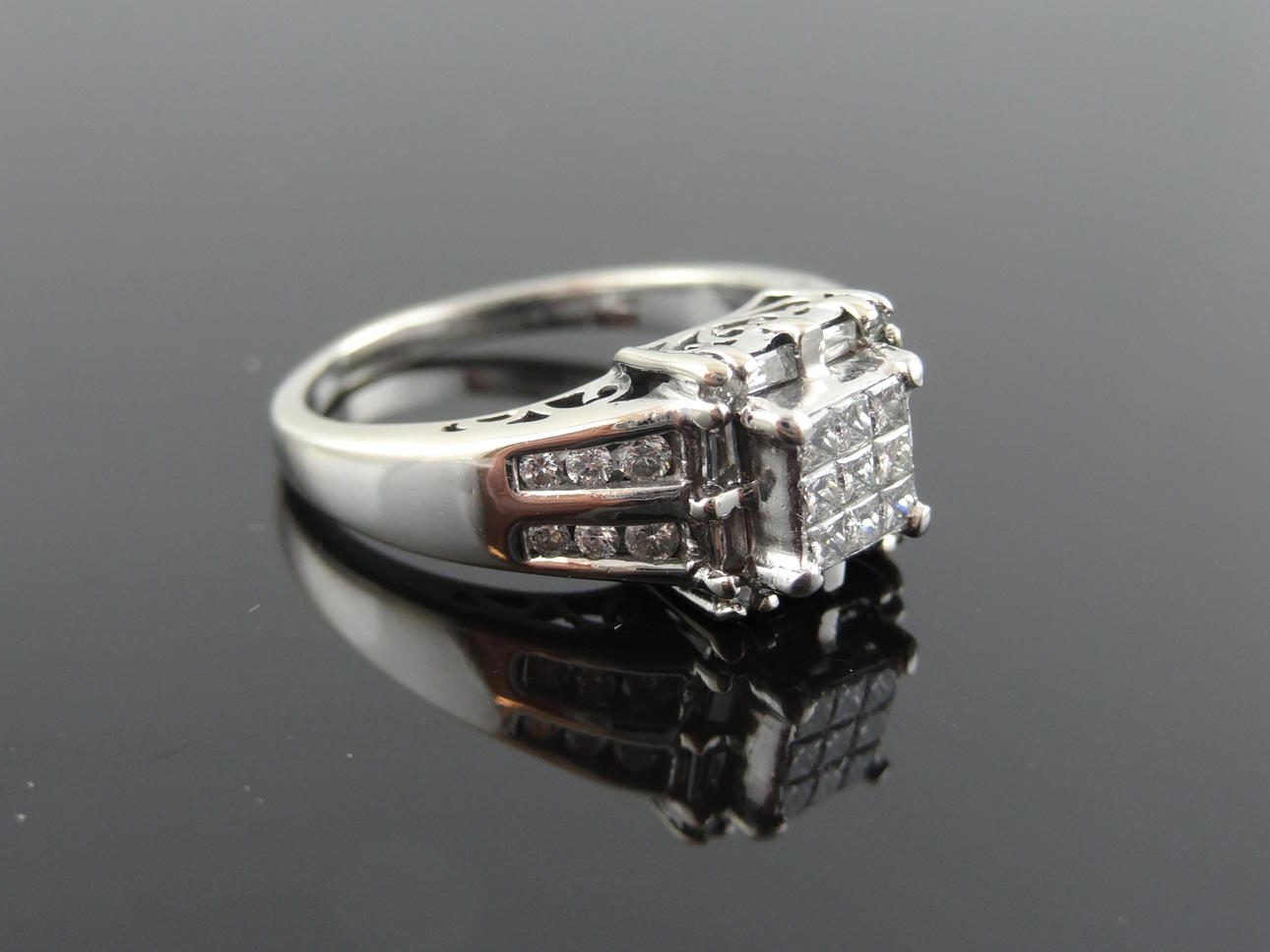 Kvinnors moderna Cocktail Diamantring 0,875cts.