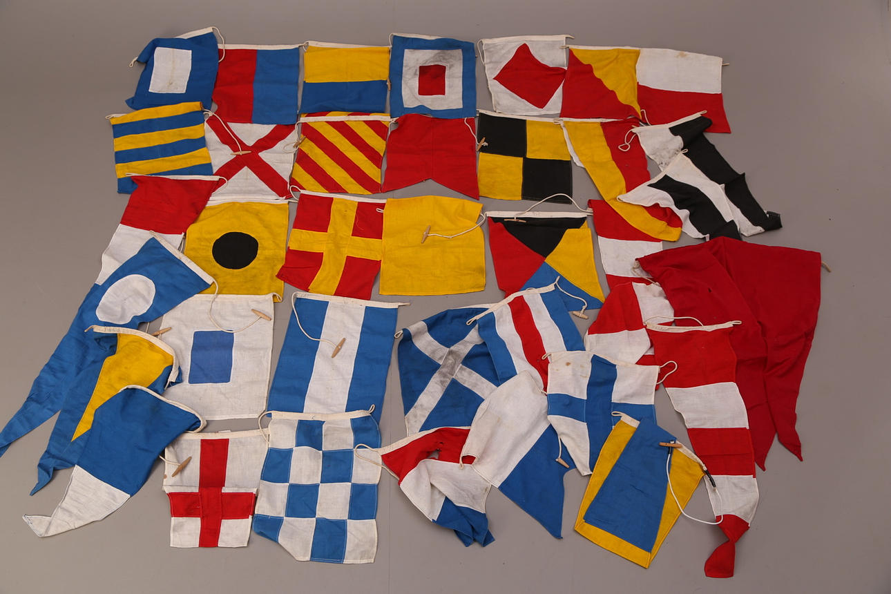 FLAGGSPEL, signalflaggor till båtar, 39 st flaggor, 1900-tal.