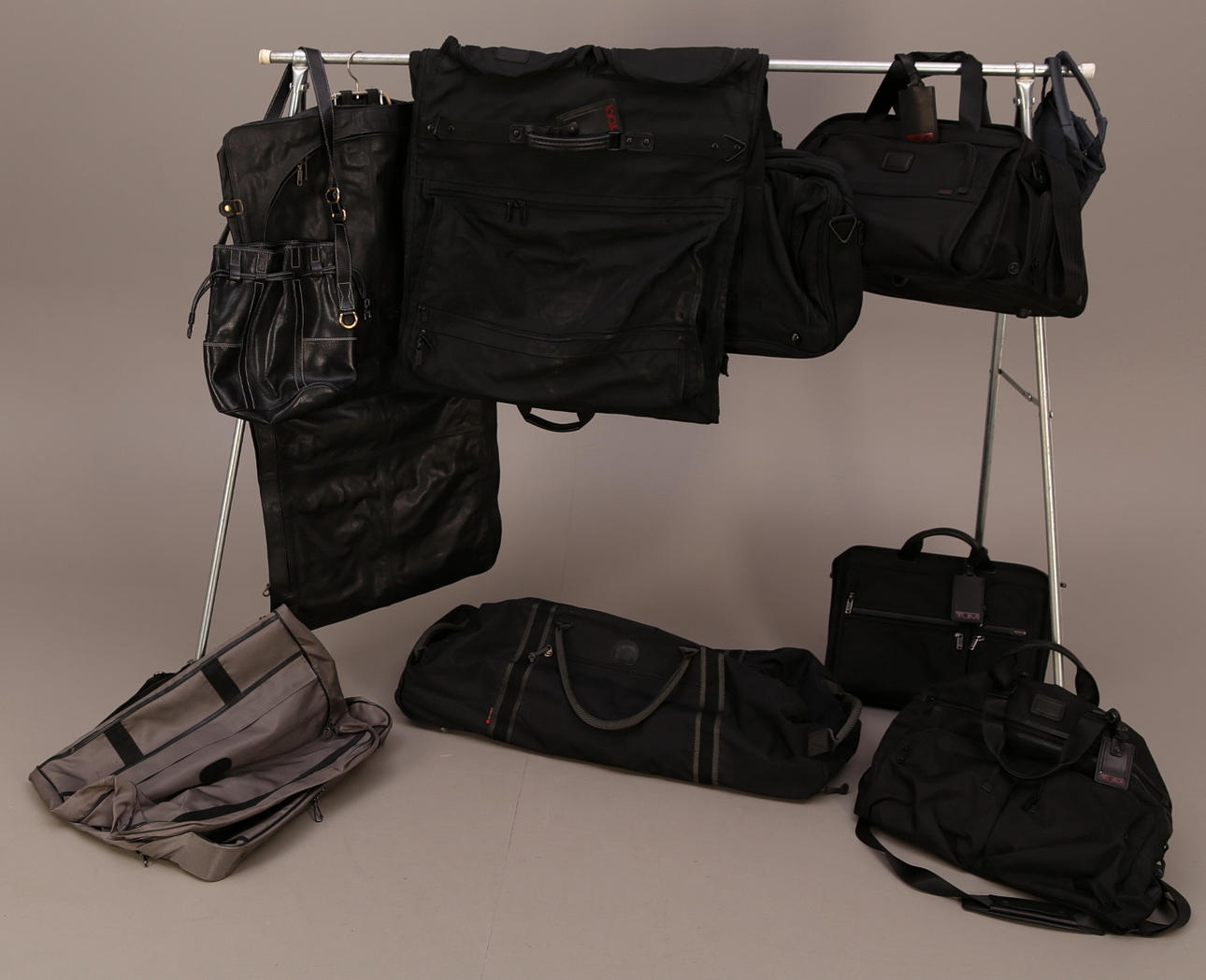 VÄSKOR, 10 st, tyg/konstläder, flertalet av märket Tumi.