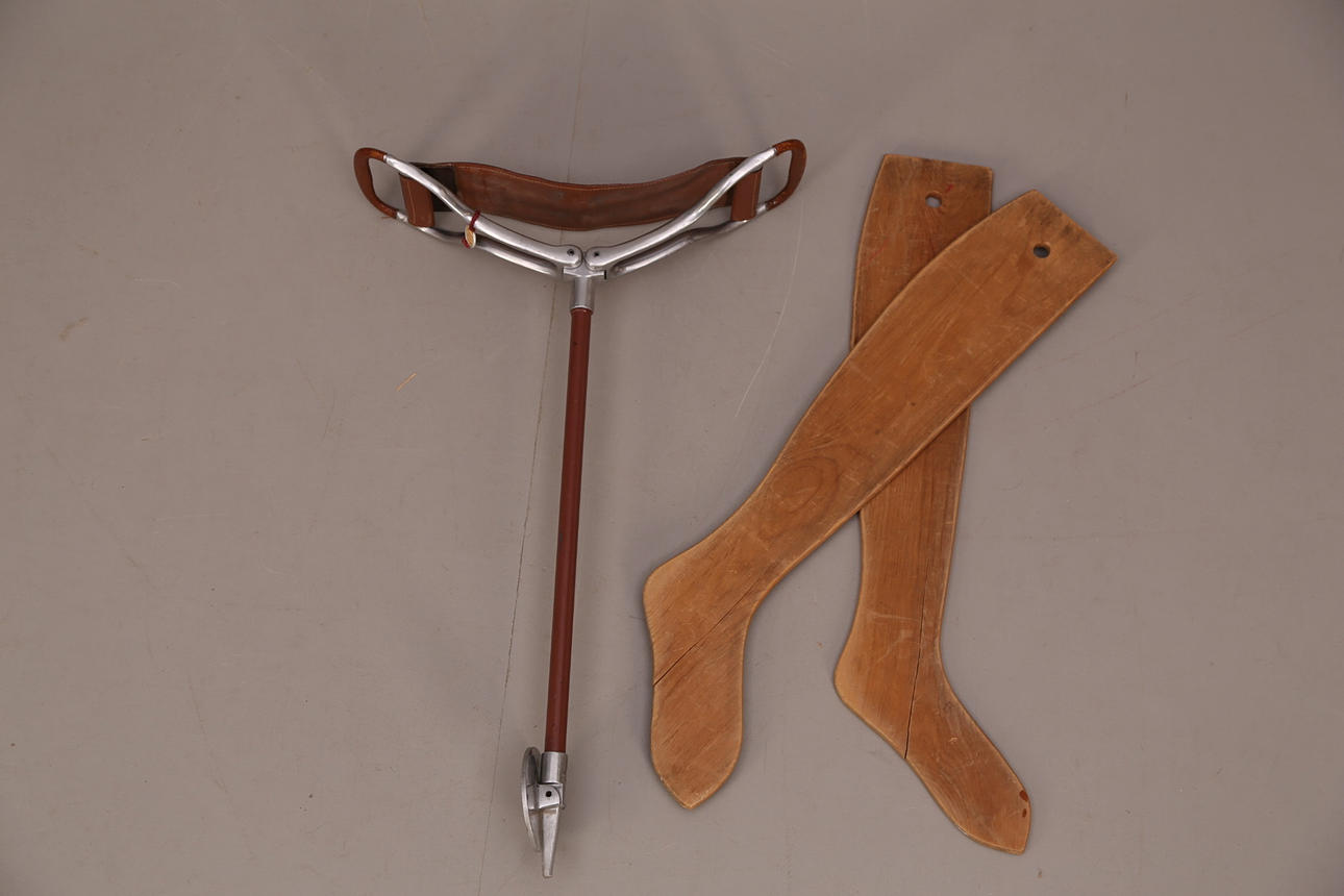 SITTKÄPP, metall/skinn, Tirion - England + STÖVELMALLAR, ett par, trä.