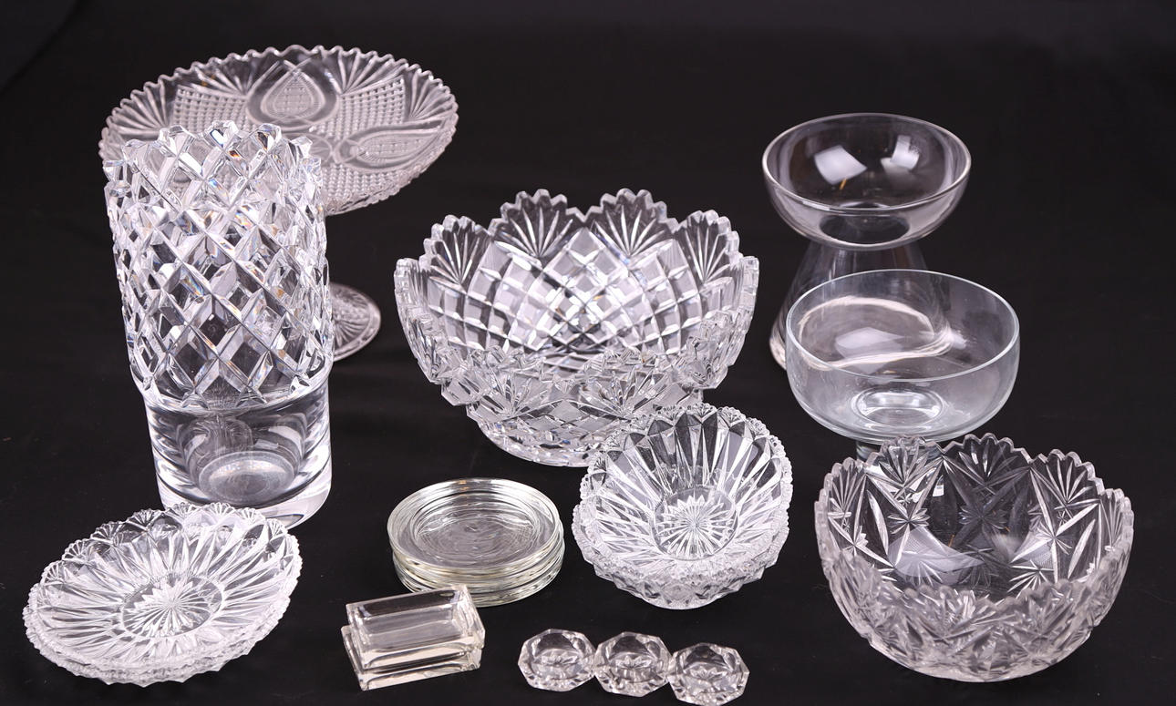 GLASFÖREMÅL, 18 delar.