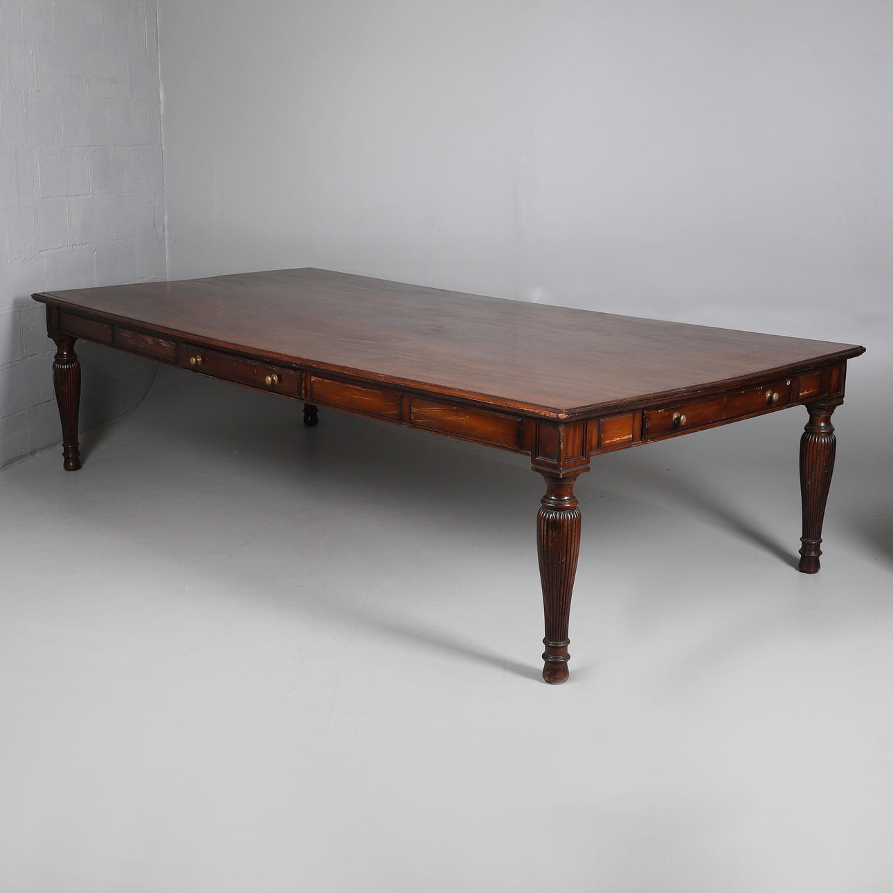 A VERY LARGE MAHOGANY LIBRARY TABLE. Furniture - Tables - Auctionet