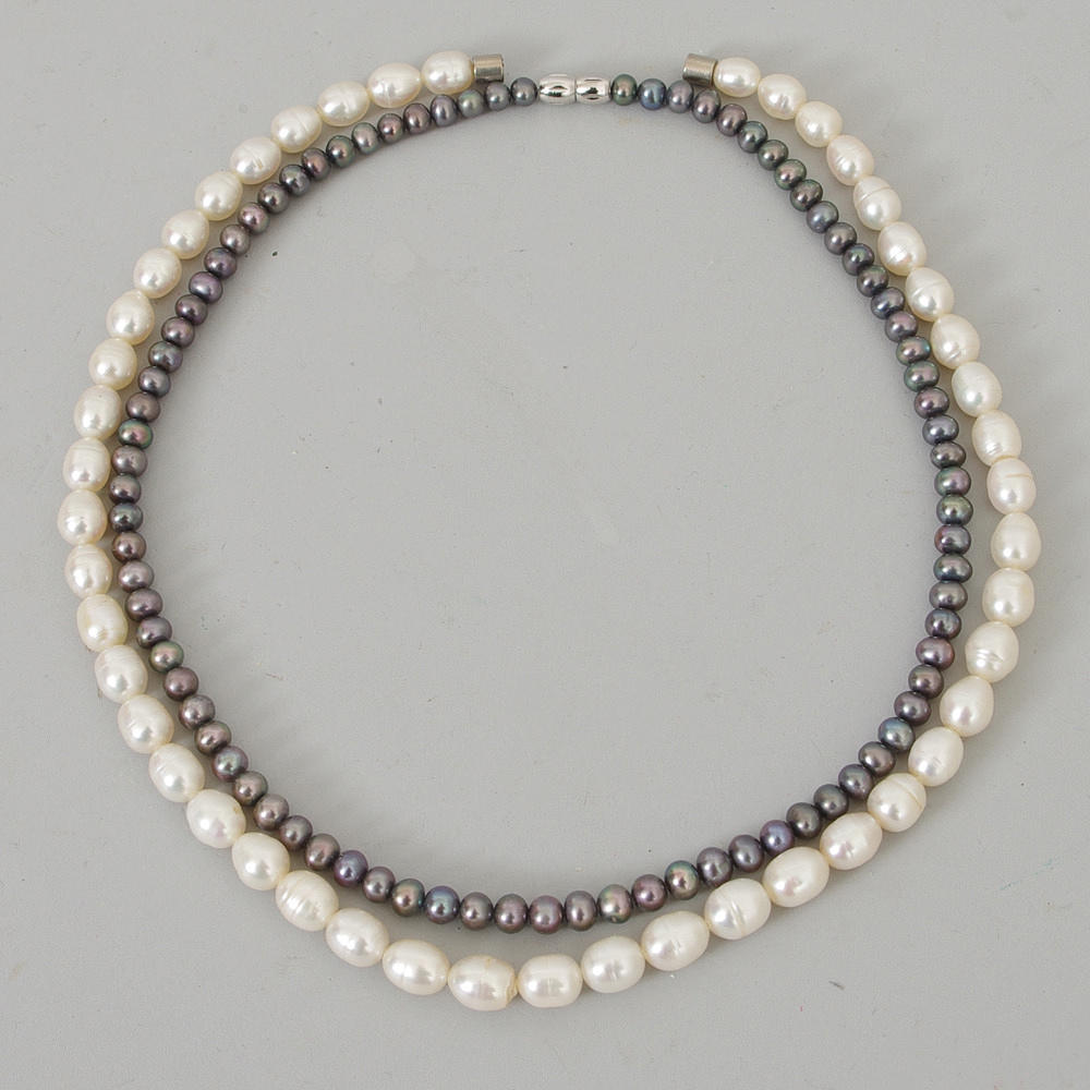 COLLIERER, 2 stycken, odlade pärlor.