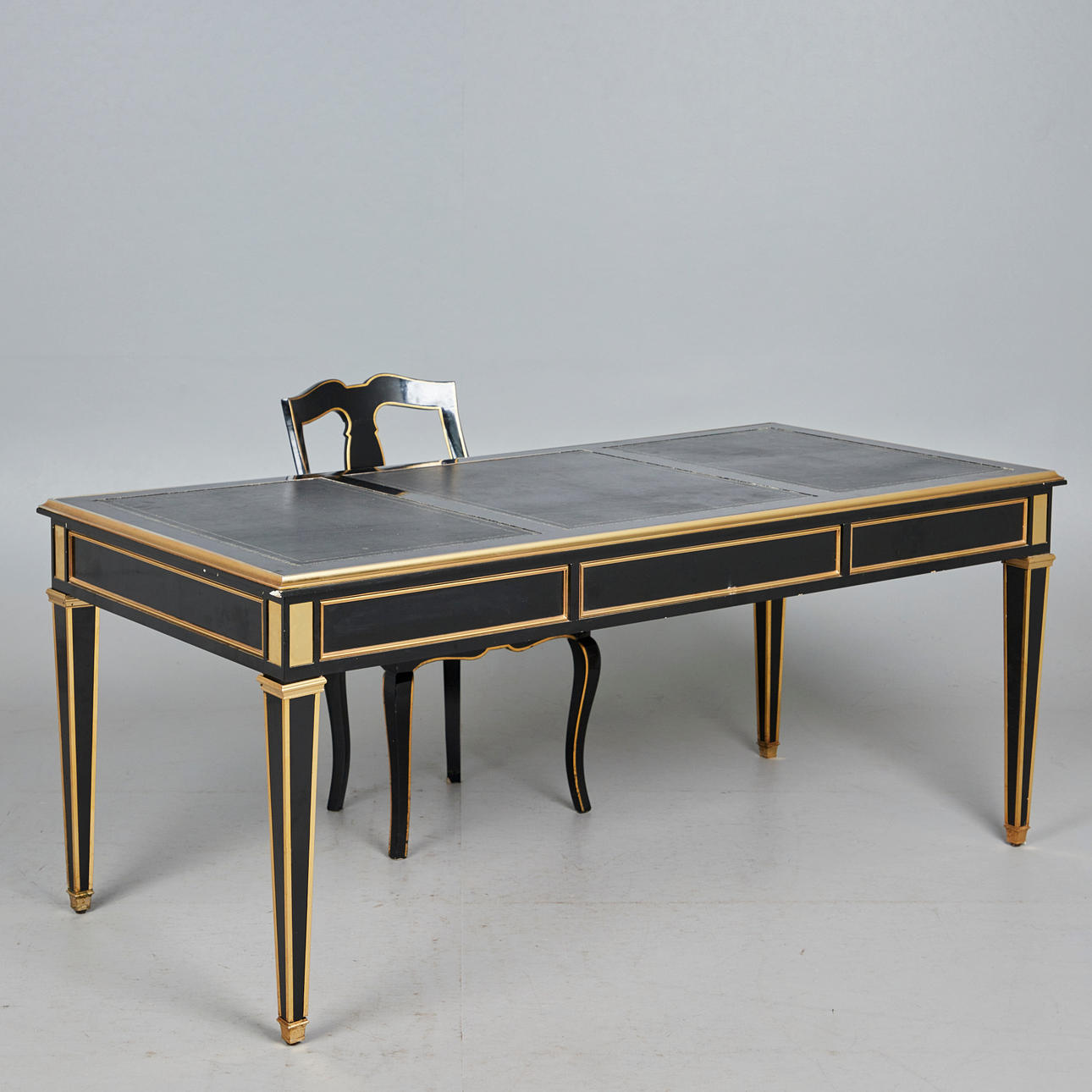 Bureau Plat y silla, madera, latón, cuero (2).