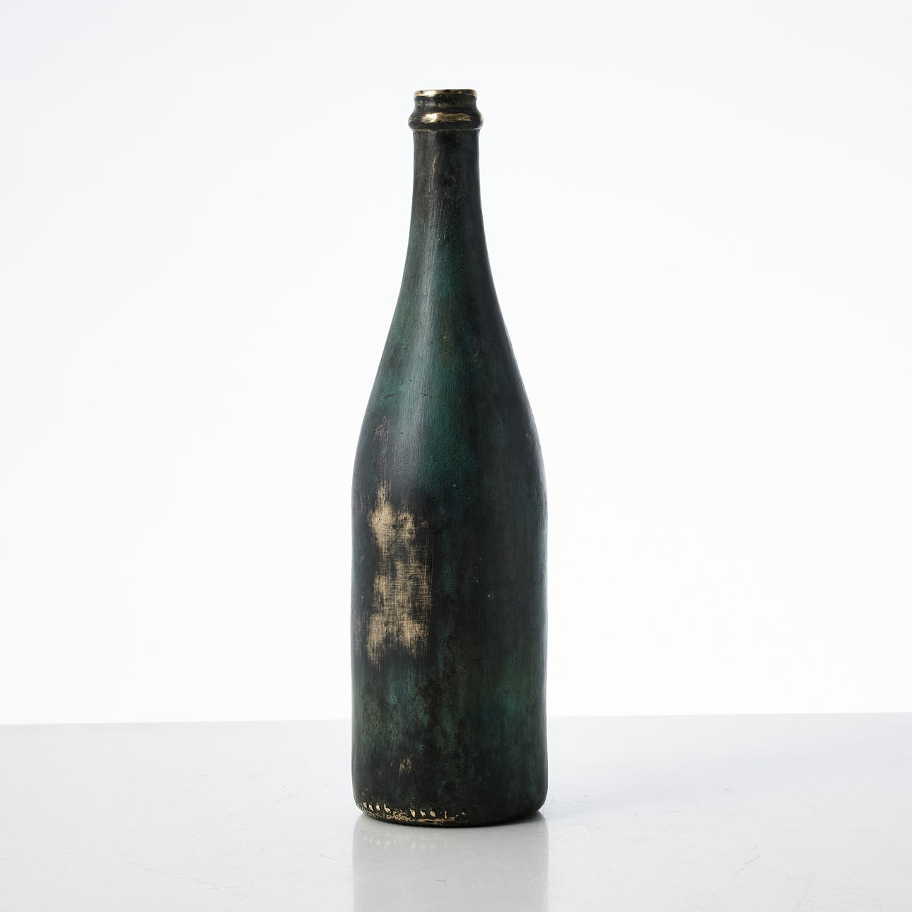 VINBUTELJ, samtida, grönpatinerad brons.