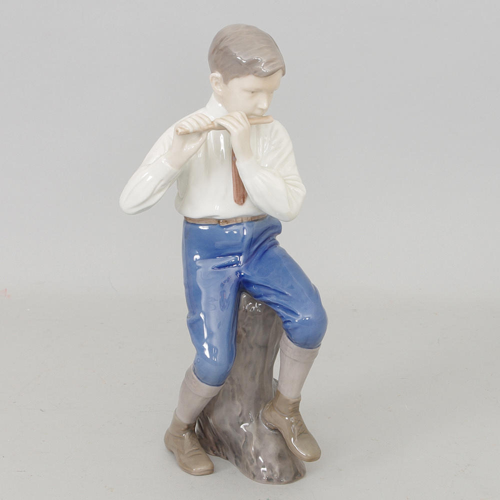 FIGURIN, porslin, flöjtspelande pojke, Bing & Gröndal.